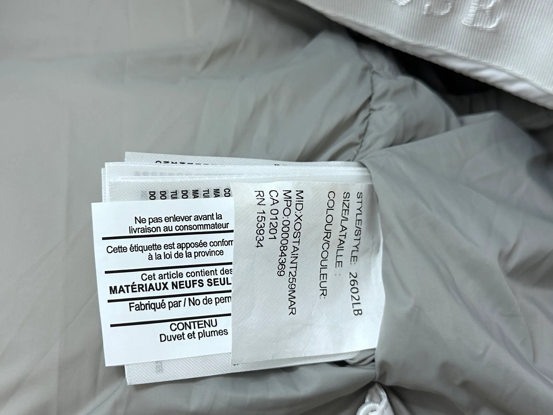 P740 【𝗖𝗔𝗡𝗔𝗗𝗔 𝗚𝗢𝗢𝗦𝗘】Capsule Series Macaron White Label Fabric: Made of soft EnduraLuxe fabric imported from DuPont, CORDURA, USA, which enhances the durability of easy-to-wear parts, is lightweight and durable; the liner is made of 400T anti-velvet gallbladder, which is comfortable, soft and non-velvet. : Equipped with a detachable hood, which can be adjusted in two directions, and is also filled with down, which brings greater softness and wrapping around the head and neck, and is full of warmth. This parka features white trim on the back and sides, and the hardware locks are all original and custom-made to match the muted fabric color. Goose label: The official website’s new series of silicone material labels, non-embroidery labels. Length: Fit hip-length. Size: XS-L